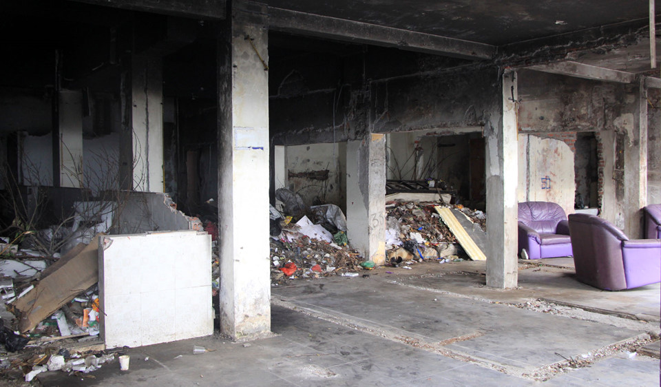 Chung cư mặt phố Hà Nội biến thành bãi tập kết rác thải hôi thối